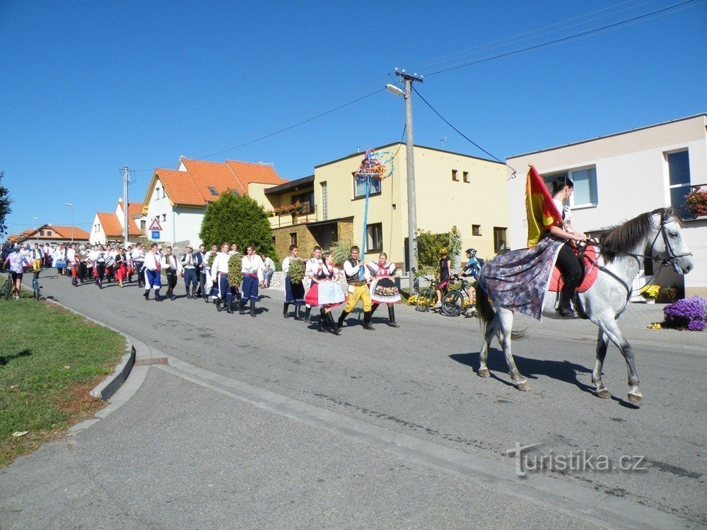 Die kostümierte Parade kommt zu den Weingütern von Valtice