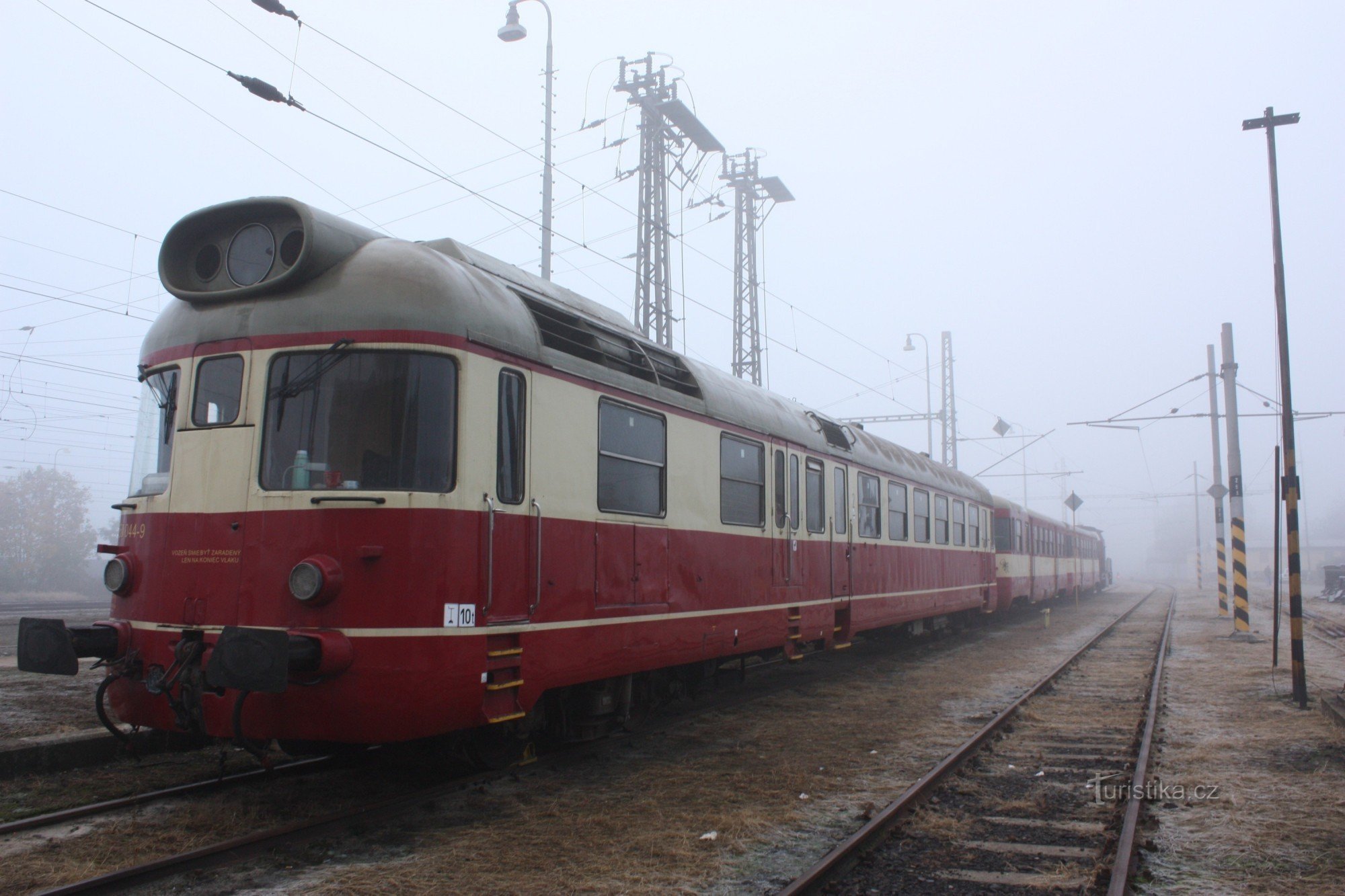 Krokodyl, auto 850.004 bij het treinstation in Kojetín