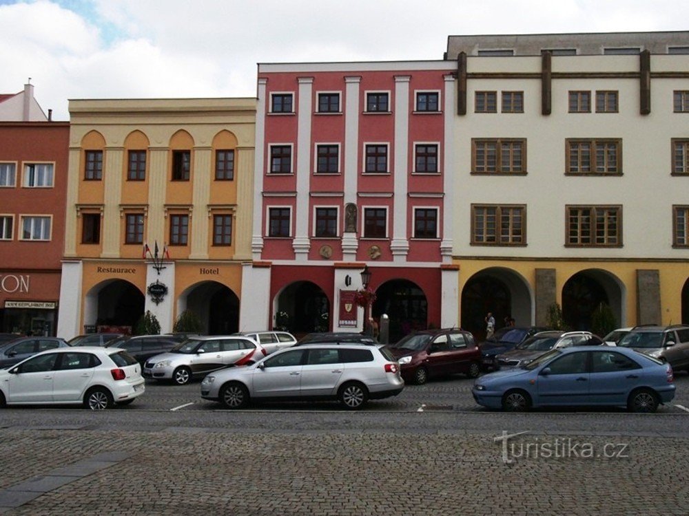 Kroměříž-aukio, Brouček-hotelli