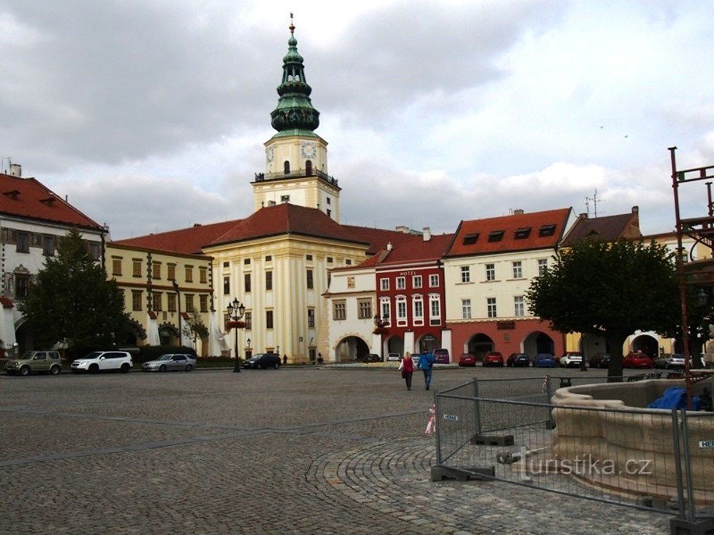 Kroměříž, tér, háttérben vár