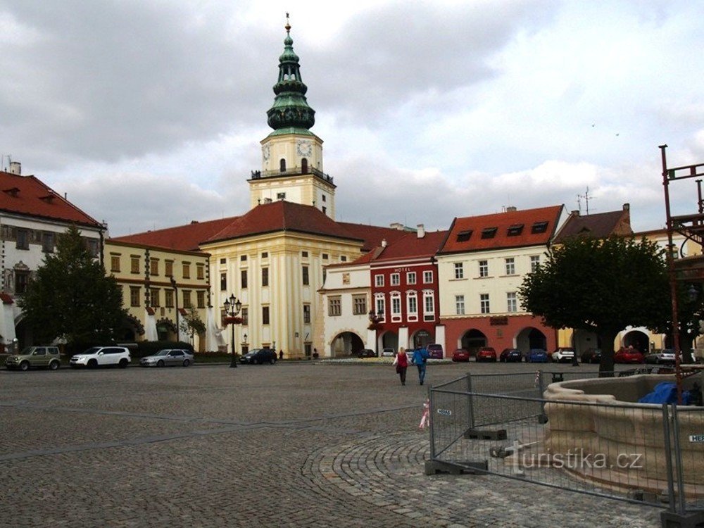 Kroměříž, place, château en arrière-plan