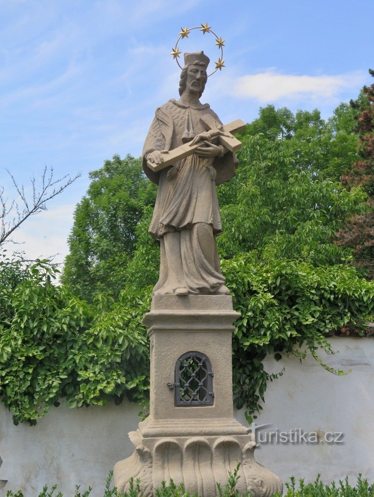 クロムニェジーシュ – 最年少の聖ヨハネの像。 市内のネポマックのジョン