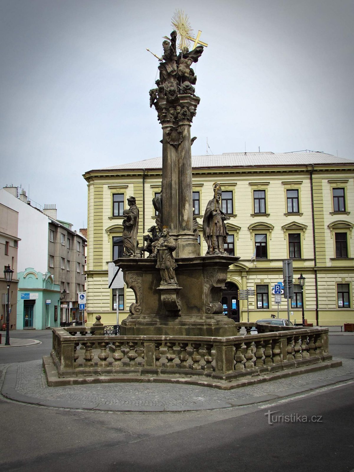 Kroměříž - Zuil van de Heilige Drie-eenheid en fontein