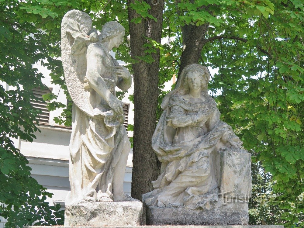 Kroměříž - escultura de la Anunciación de la Virgen María