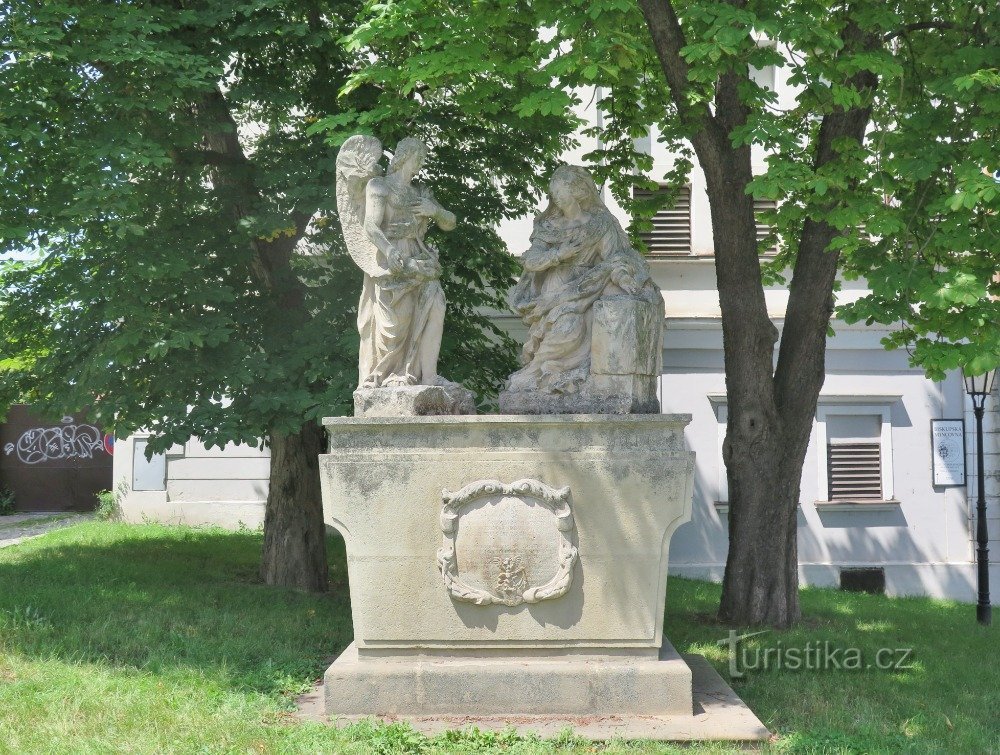 Kroměříž - sculptuur van de Aankondiging van de Maagd Maria