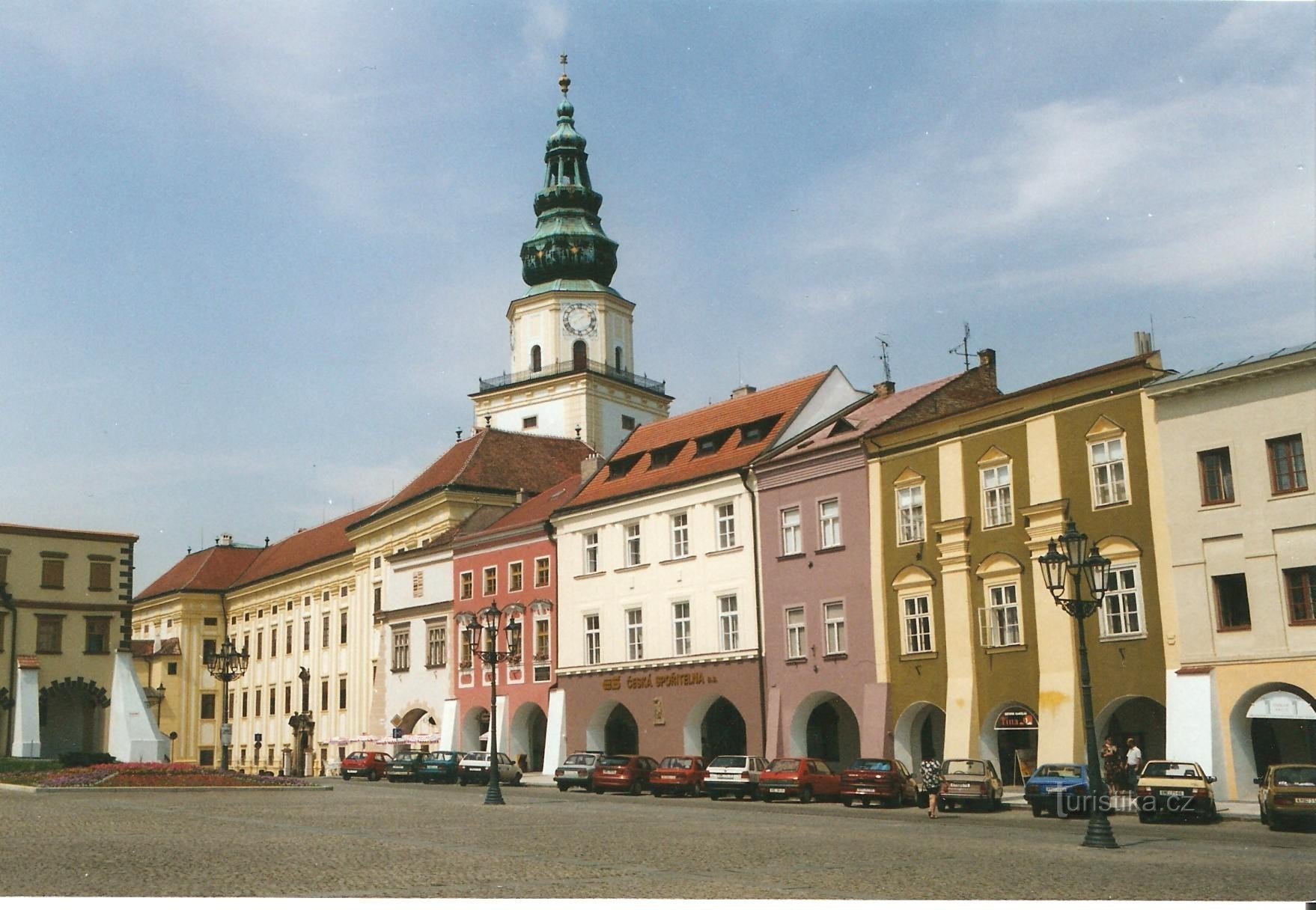 Kroměříž - Velké náměstí, tour du château en arrière-plan