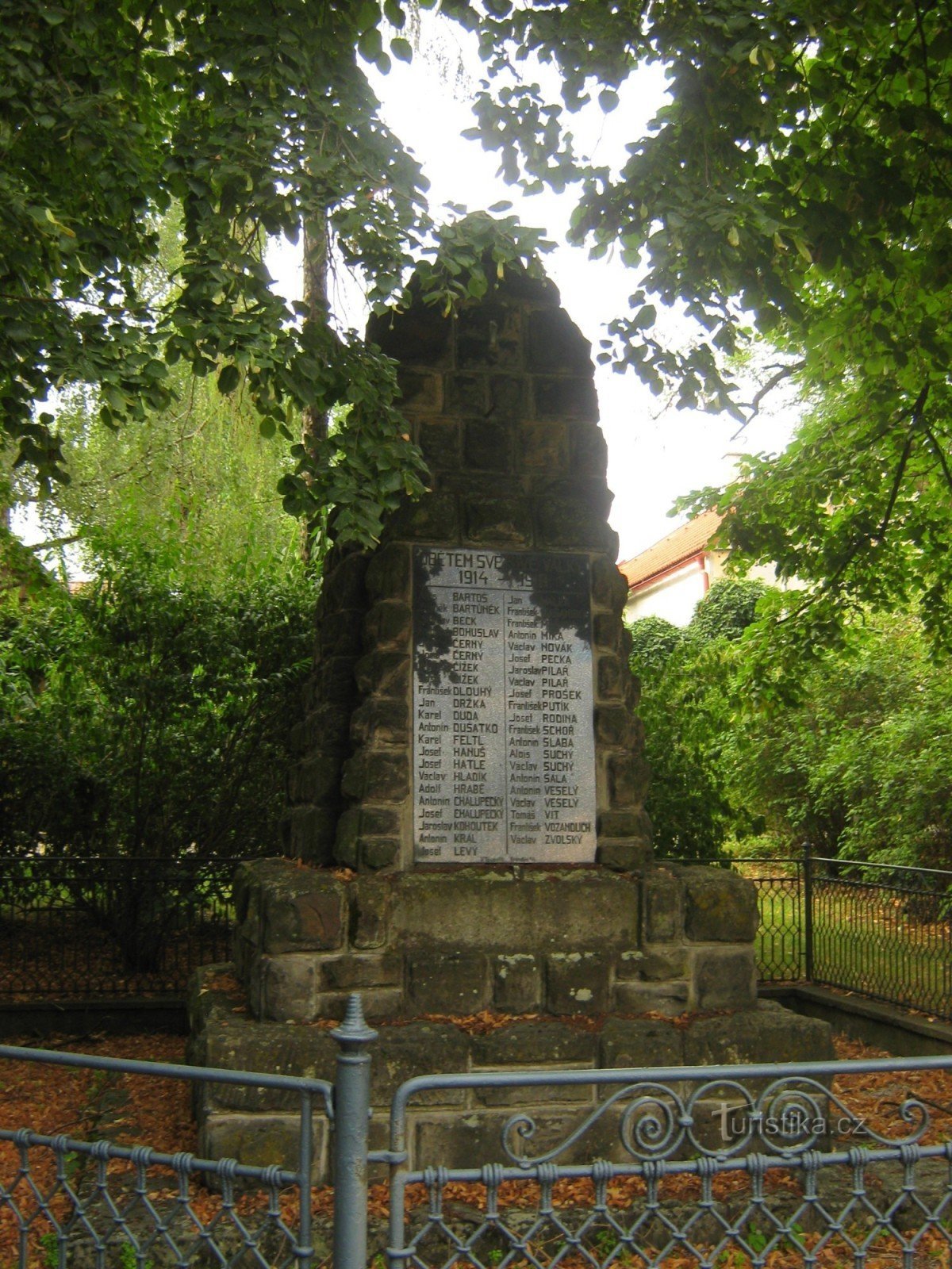 Křovinovo nám. - monument til den faldne første St. krig