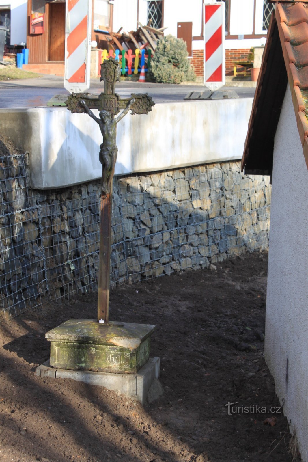 Crucifix à la croisée des chemins