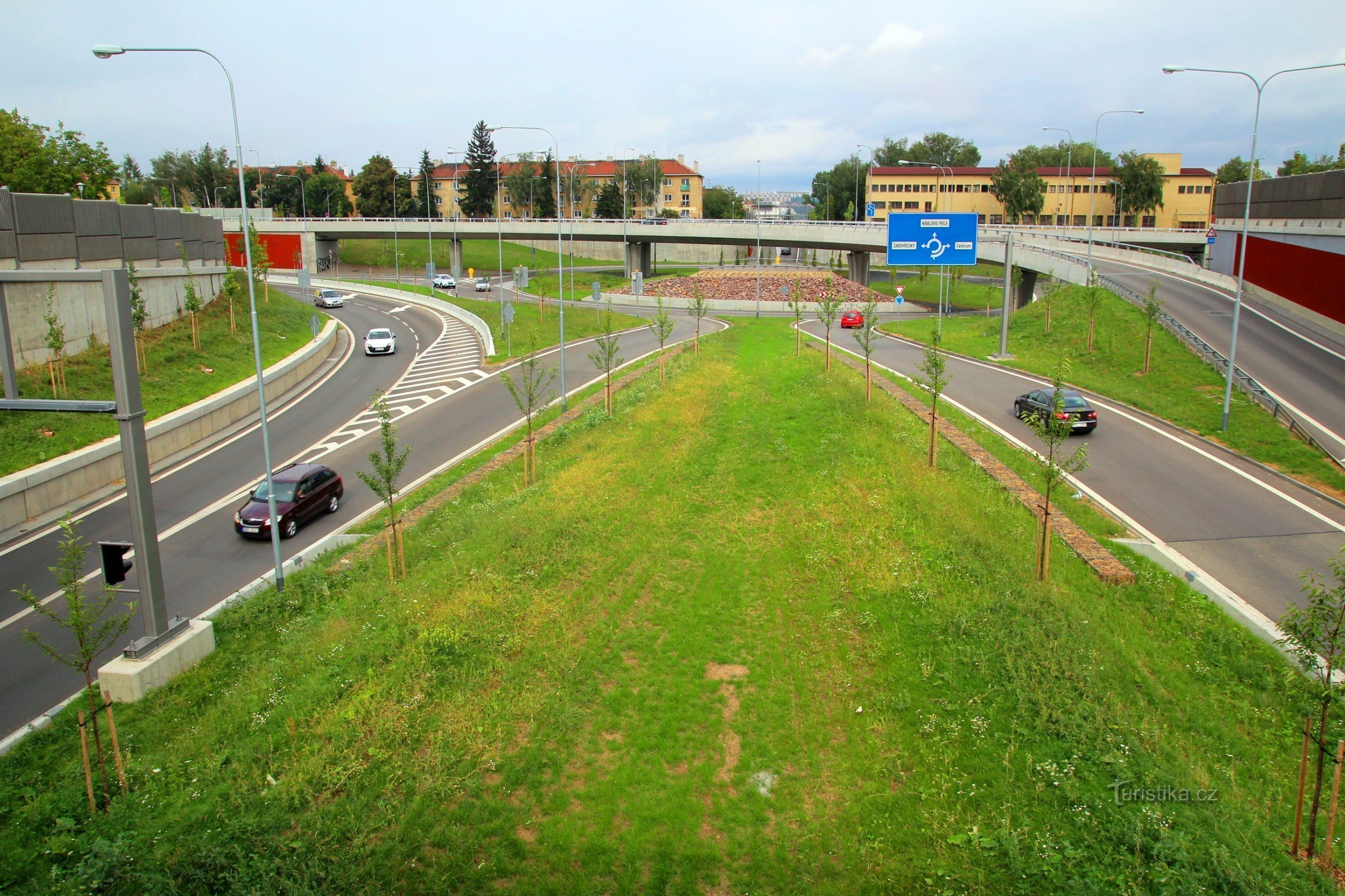 Sensul giratoriu deasupra începutului tunelului din Žabovřesky