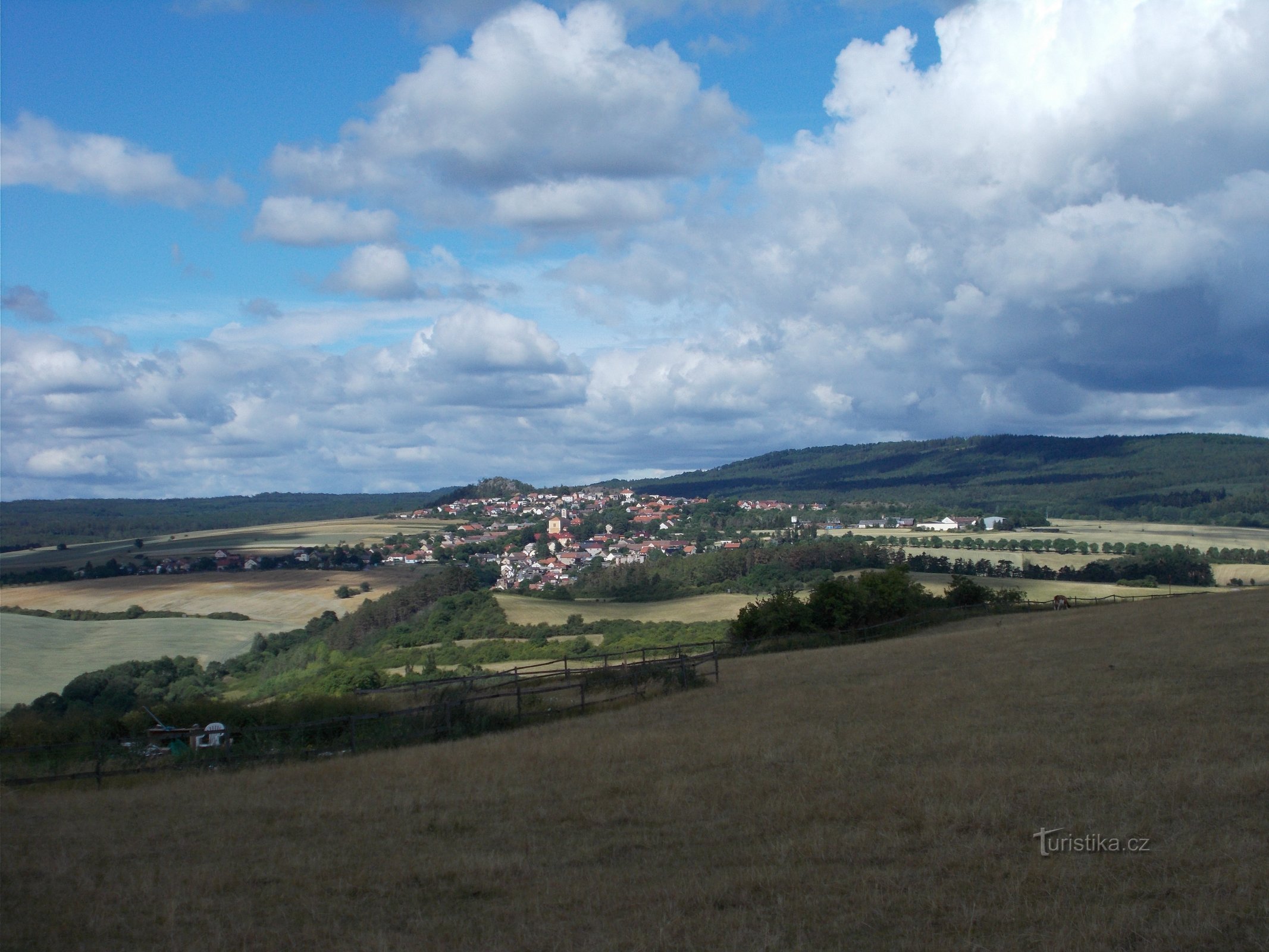Krušná hora - vpravo od obce Hudlice