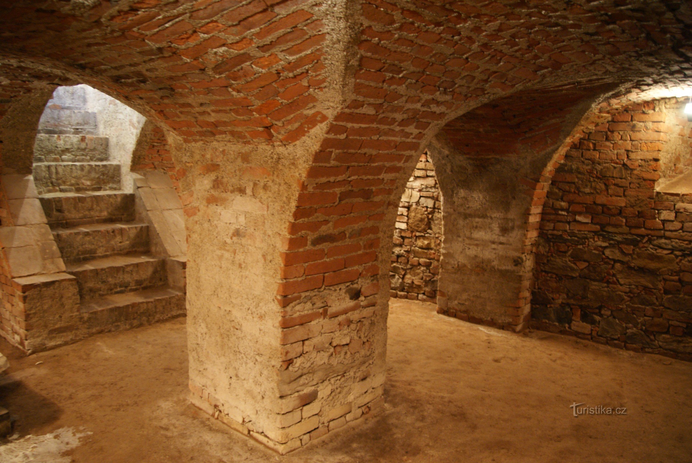 修道院教堂的地下室