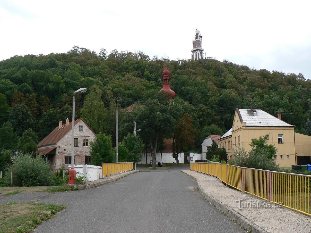 Kryry, Iglesia de la Natividad de la Virgen María, torre vigía al fondo