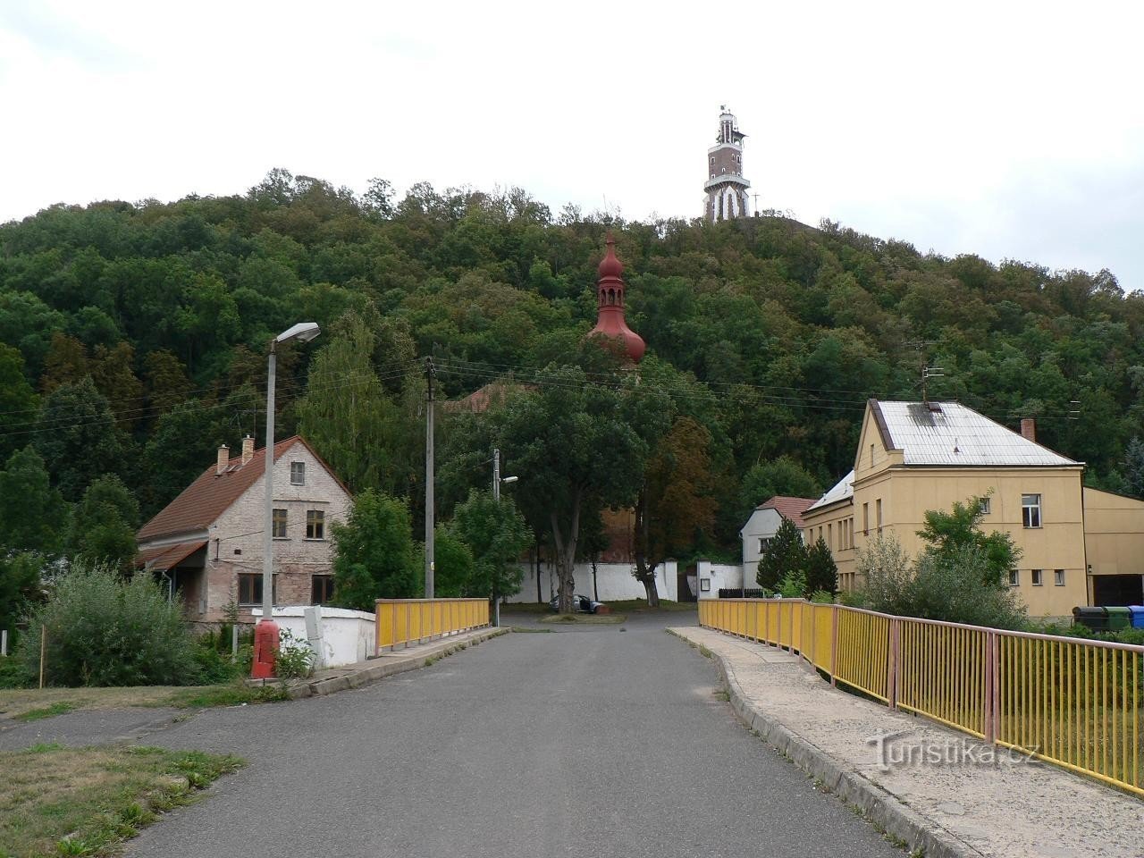 Kryry, Crkva rođenja Djevice Marije, vidikovac u pozadini