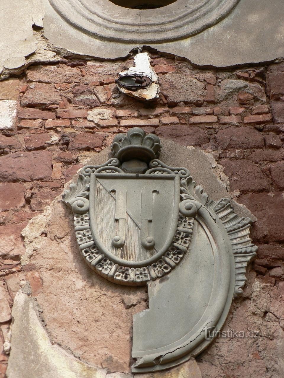 Крыры, герб над входом в церковь