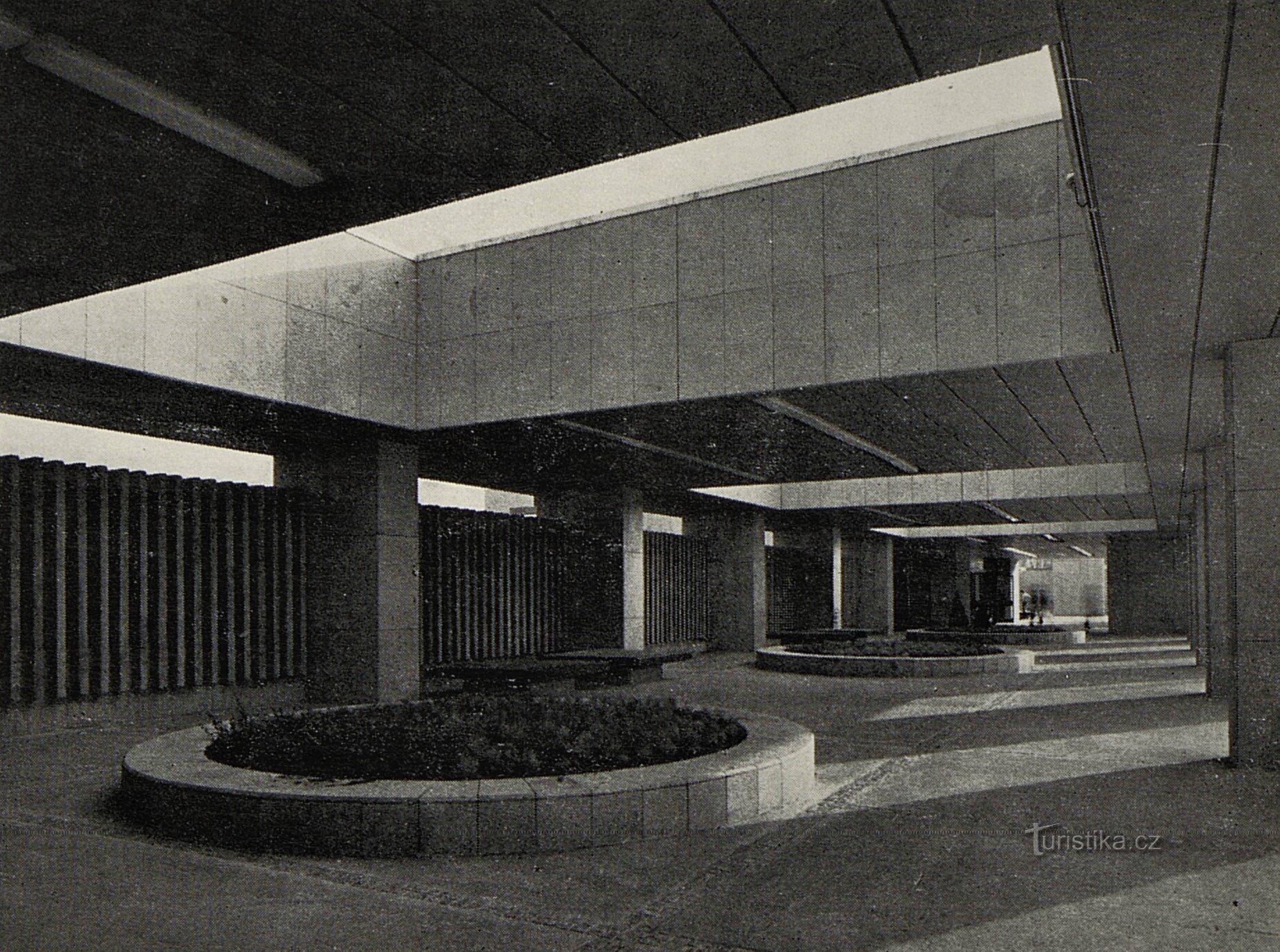 Partie couverte de la gare de Holešovice près du parking (1985)