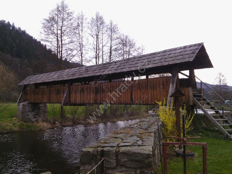 krytá dřevěná lávka