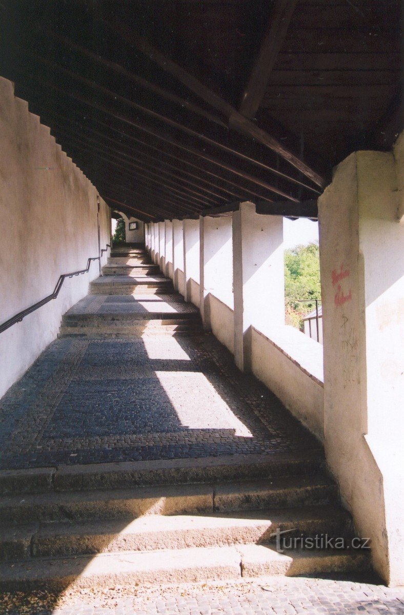 Stopnišče s pokritimi tramovi