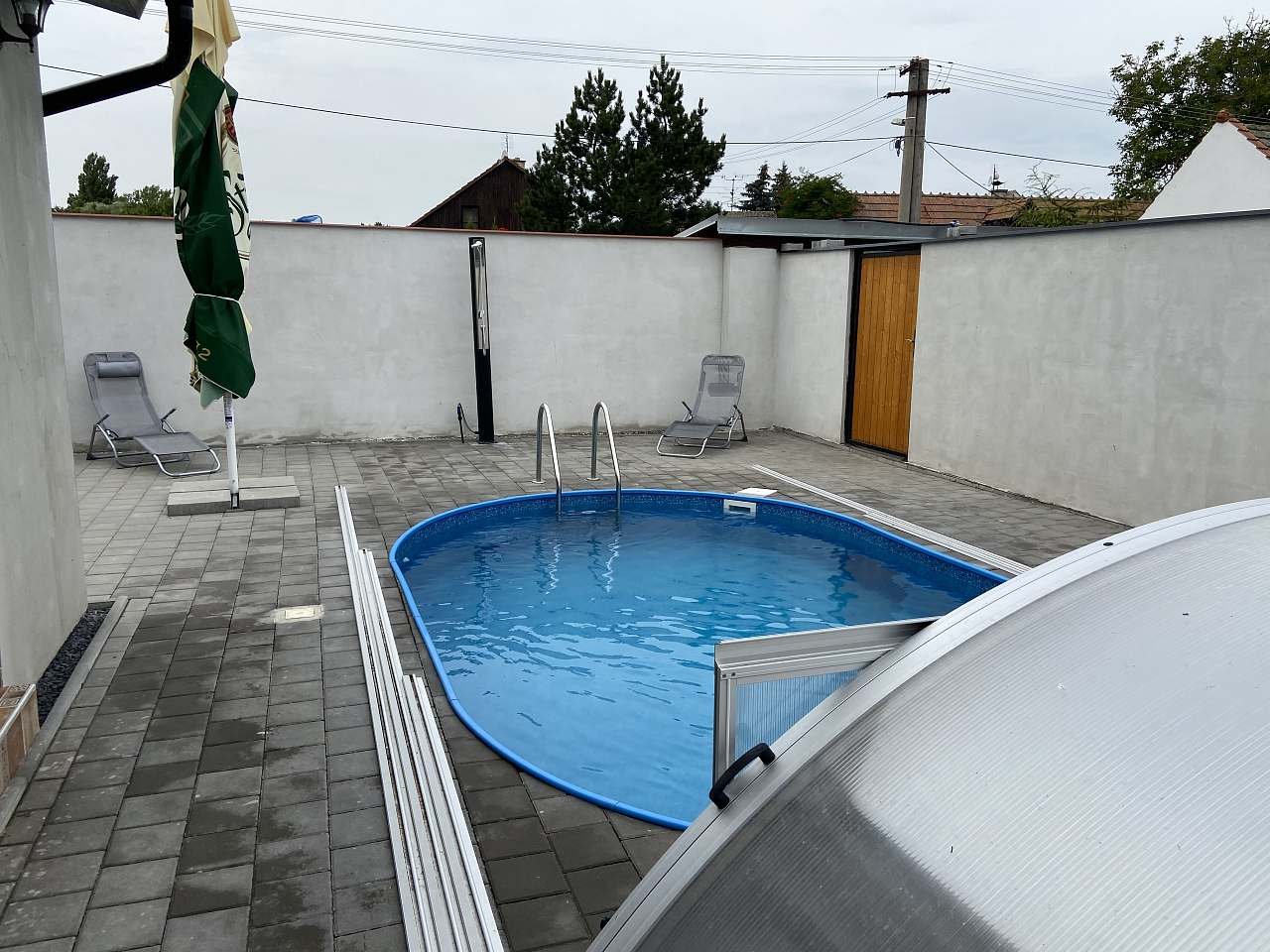 Indendørs pool med udendørs bruser