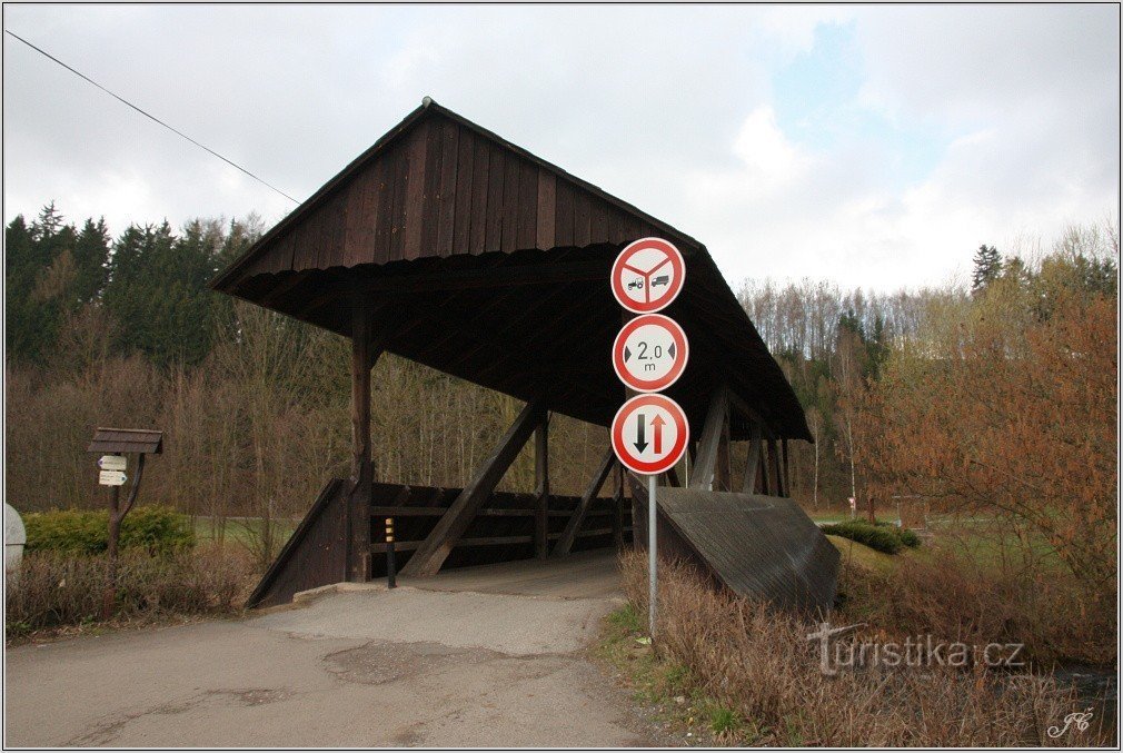 Überdachte Holzbrücke über die Úpa in Havlovice