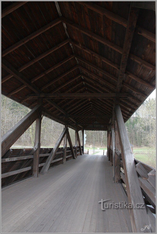 Havlovice のウーパに架かる屋根付きの木製の橋