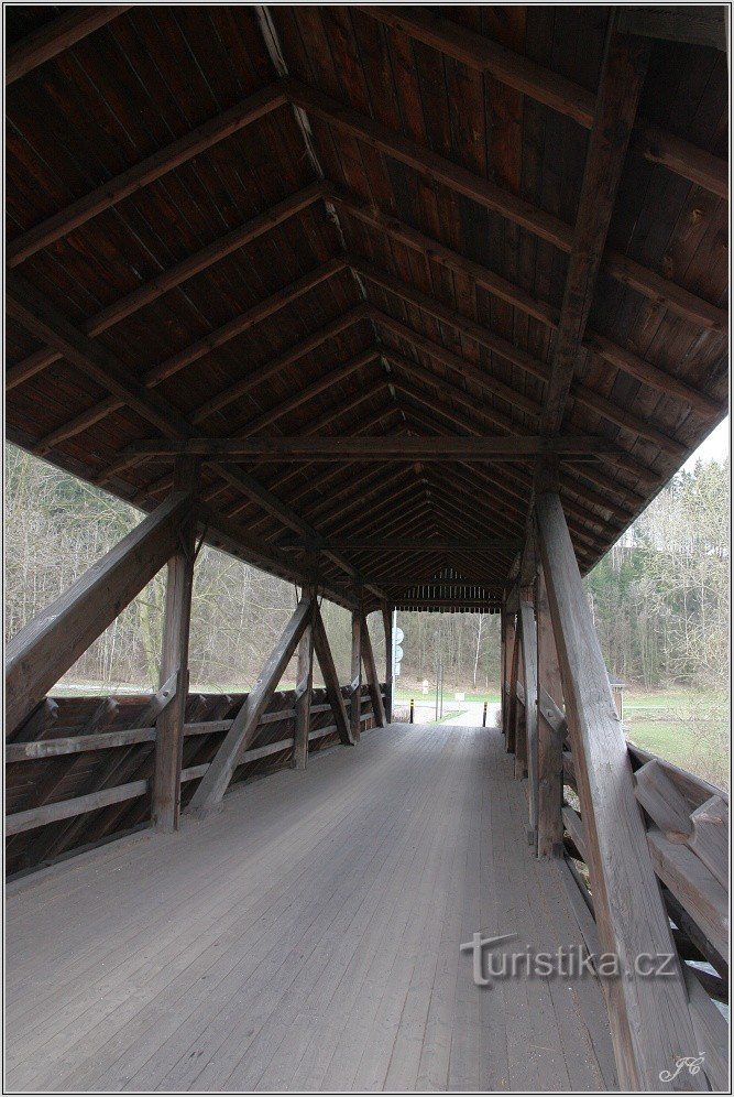 Covered wooden bridge over the Úpa in Havlovice