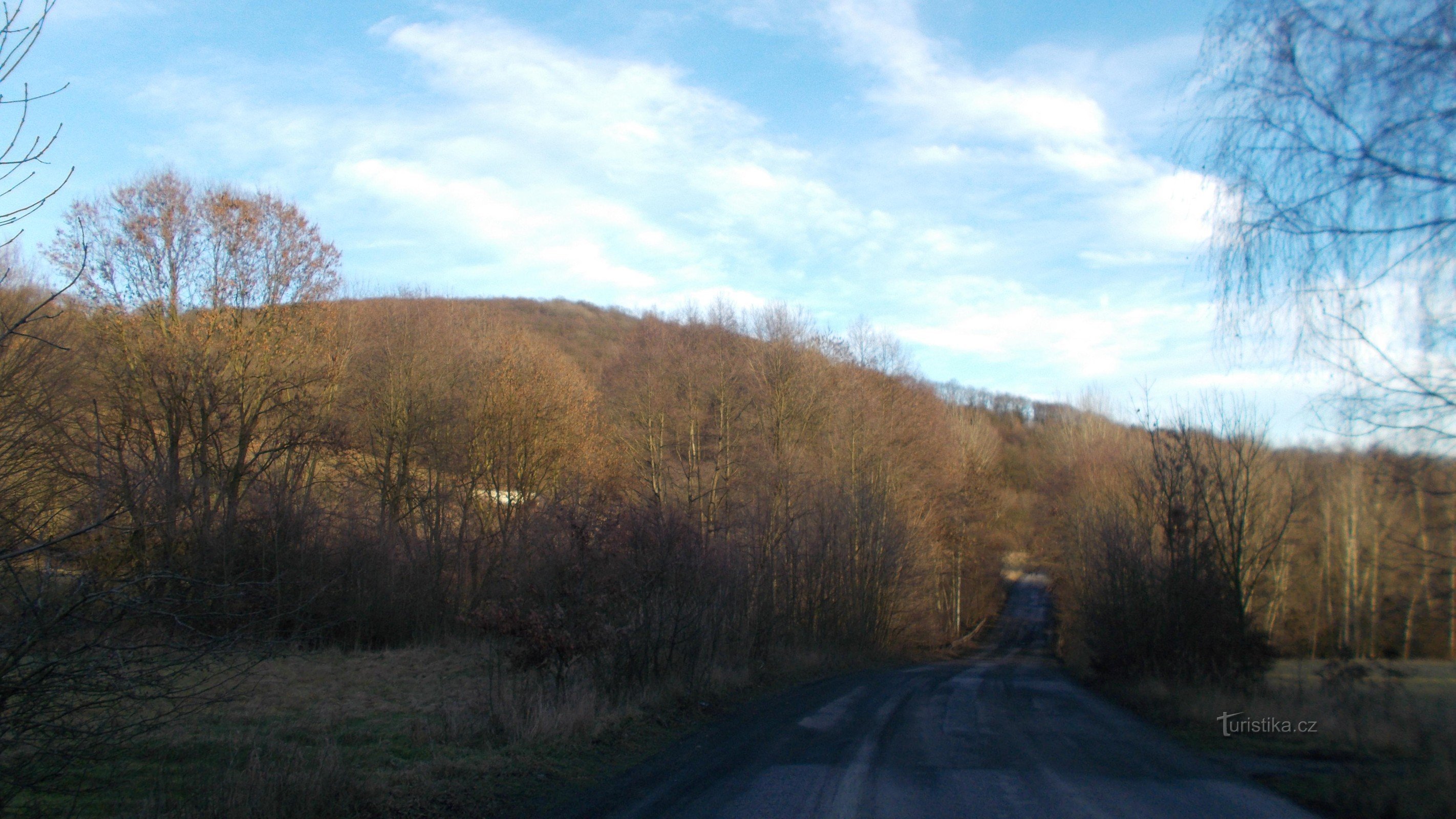 Kubačka van de weg naar de steengroeve.