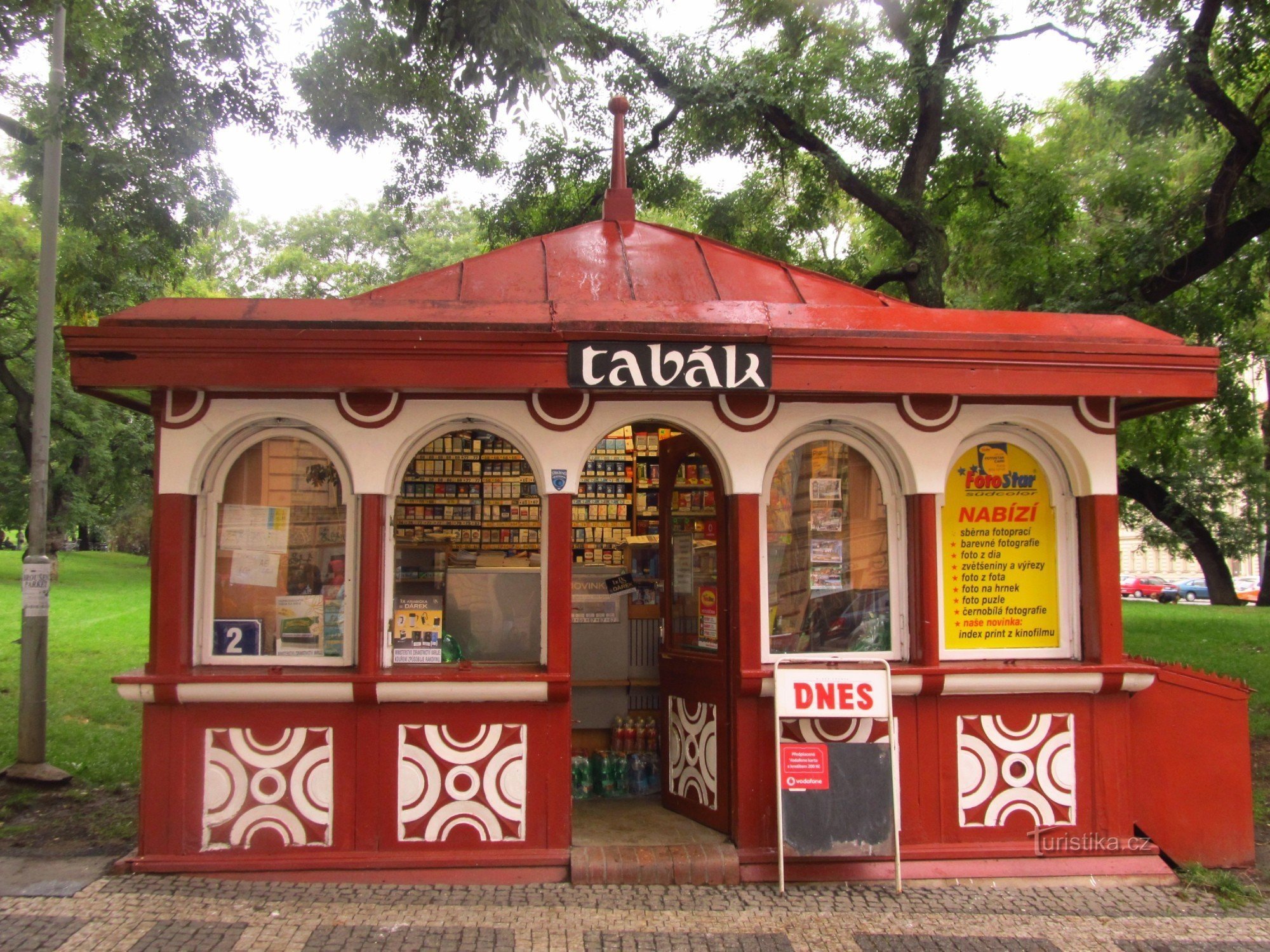 Kubistische kiosk in Praag in Bolzanova Street aan de rand van de Vrchlické-tuinen