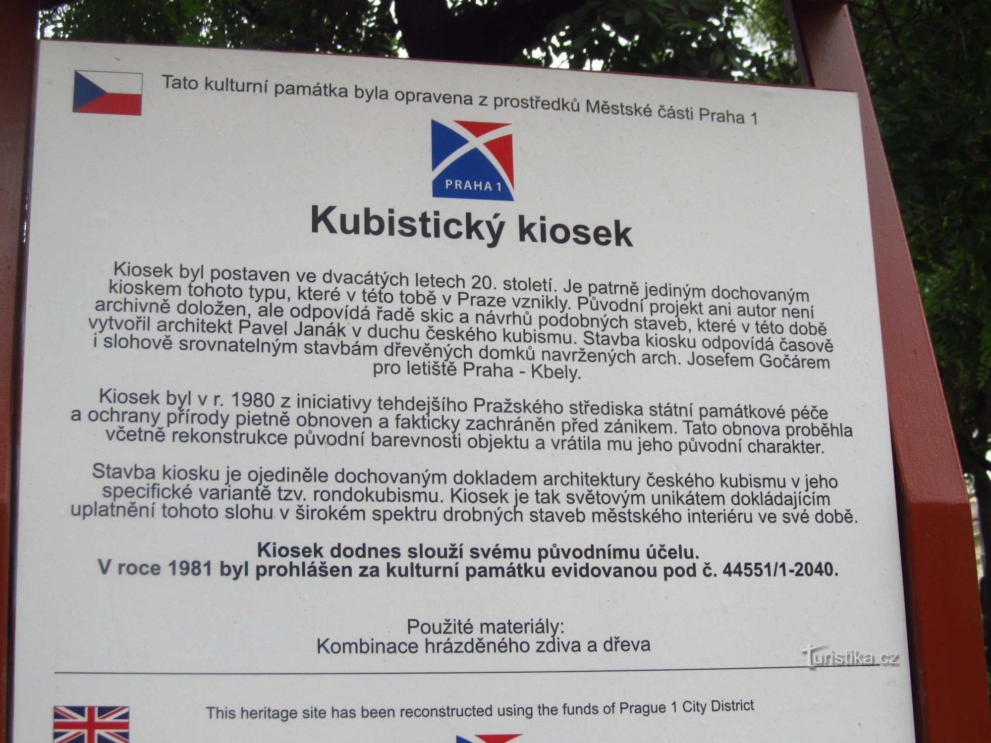 Kubistični kiosk v Pragi v Bolzanovi ulici na robu vrtov Vrchlické - informacijska tabla
