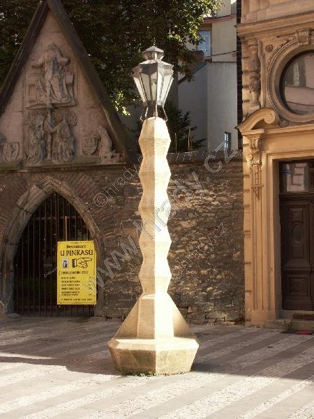 kubistický sloup veřejného osvětlení