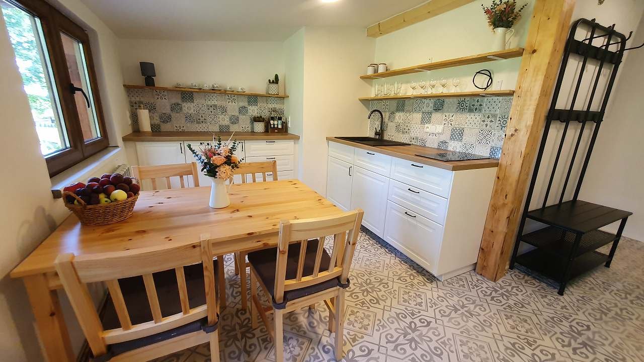 Kitchenette com mesa de jantar