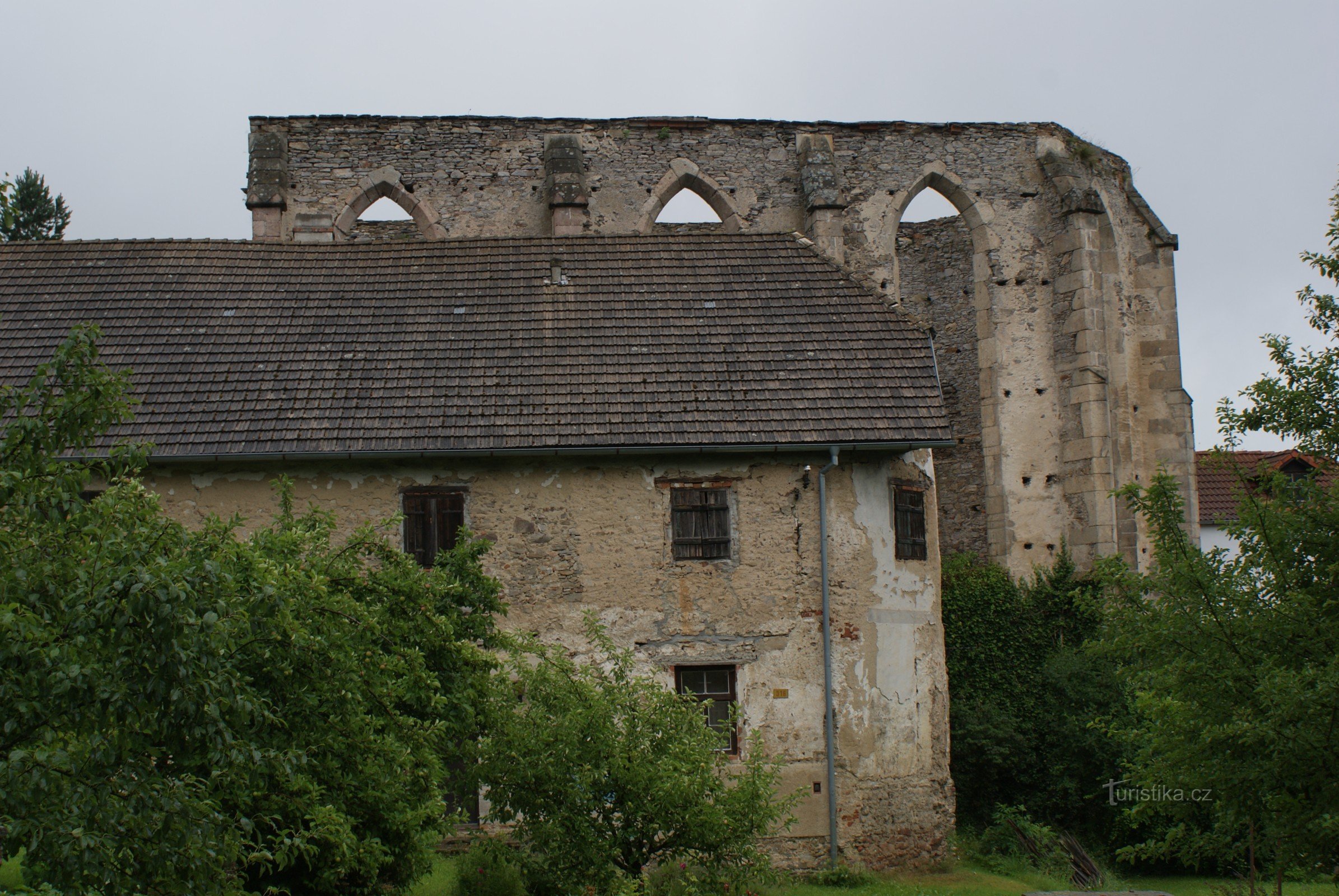 Kuklov - kerk van St. Andrew en het Paulan-klooster