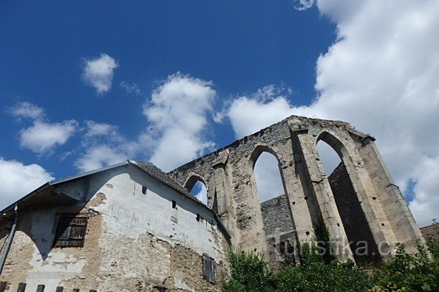 修道院的库克洛夫躯干和城堡的废墟
