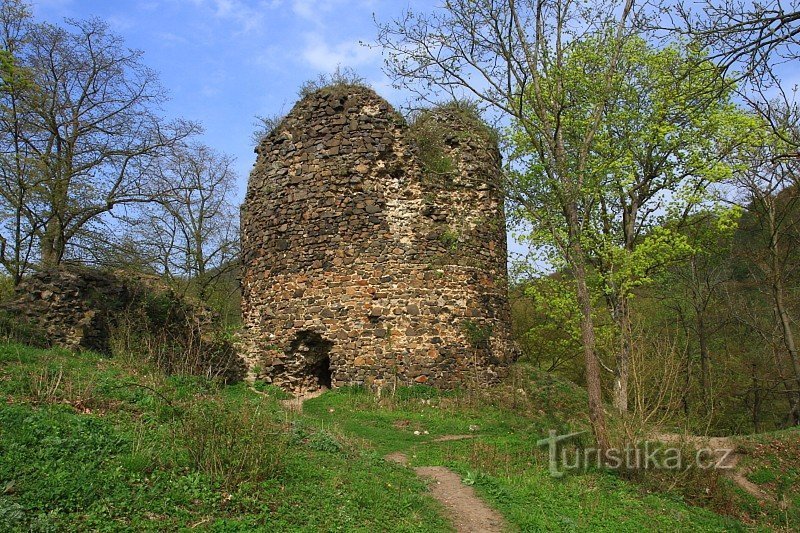 De ronde toren in het centrale deel van het kasteel was in de hoogtijdagen van het kasteel ongeveer twee keer zo hoog.