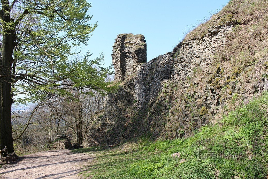 Kumburk, linnakevartalo portin yläpuolella