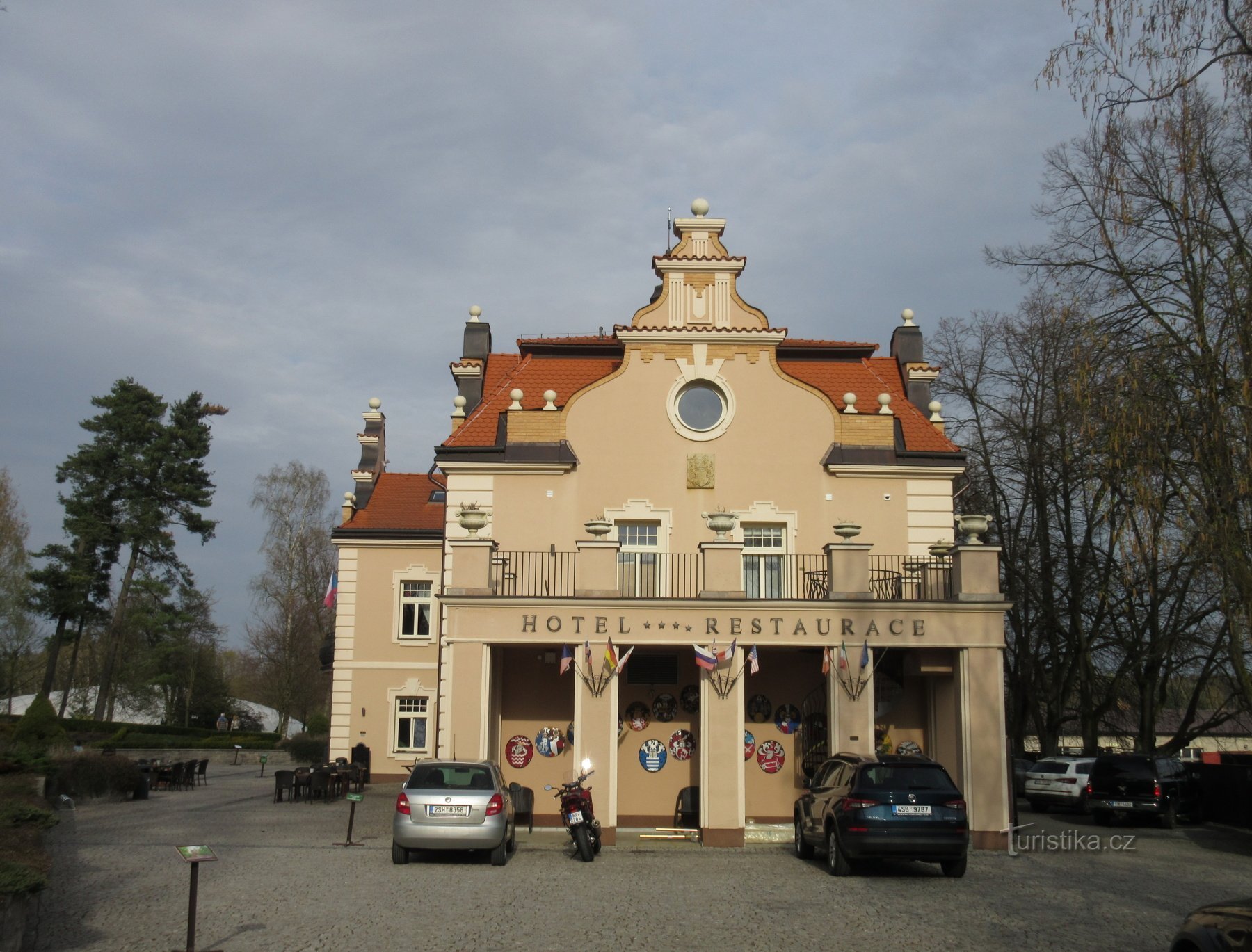 Kunice - Berchtold slot, en park med miniatureslotte og en uddannelsessti