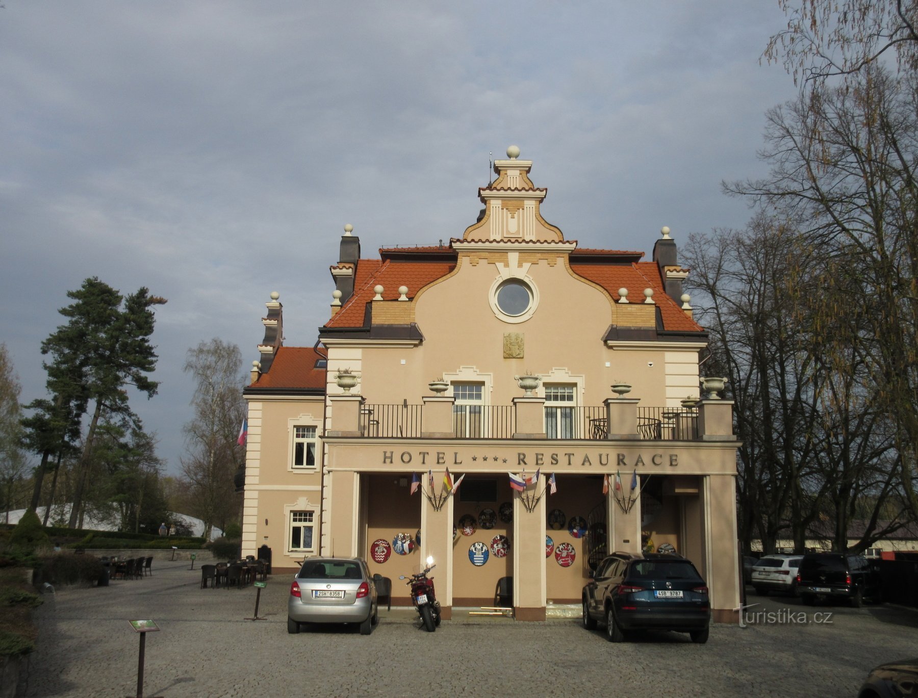 Kunice - dvorac Berchtold, park s minijaturnim dvorcima i poučna staza