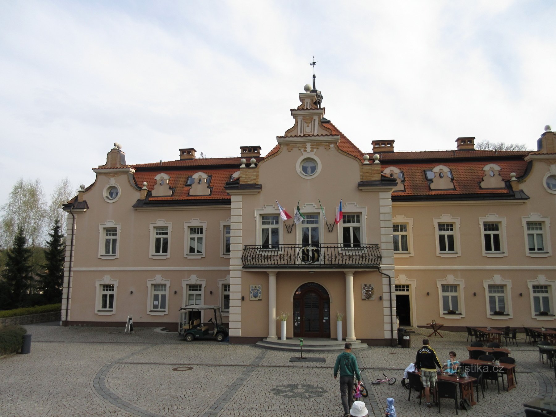 Kunice - Schloss Berchtold, Park mit Miniaturschlössern und Lehrpfad