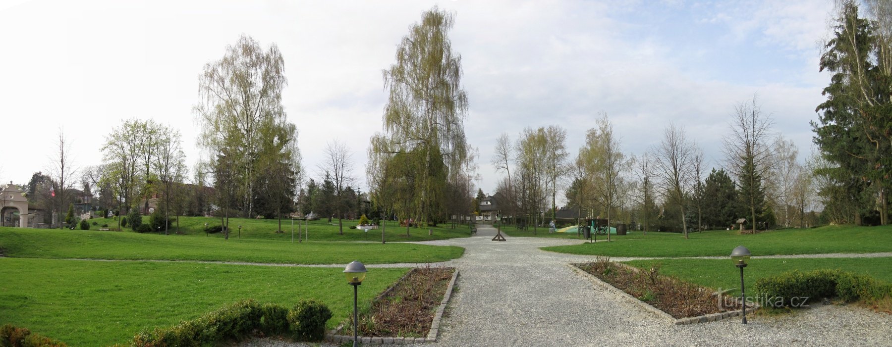 Kunice - Berchtoldin linna, puisto, jossa on pienoislinnoja ja koulutuspolku