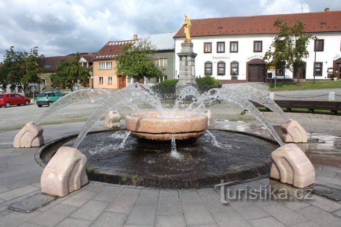 Kunštát - fontaine sur la place King George