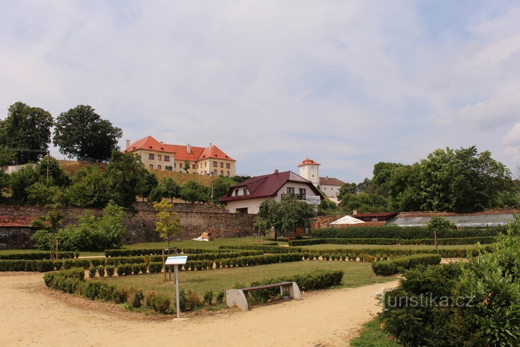 Kunštát, pohled na zámek ze zahrady