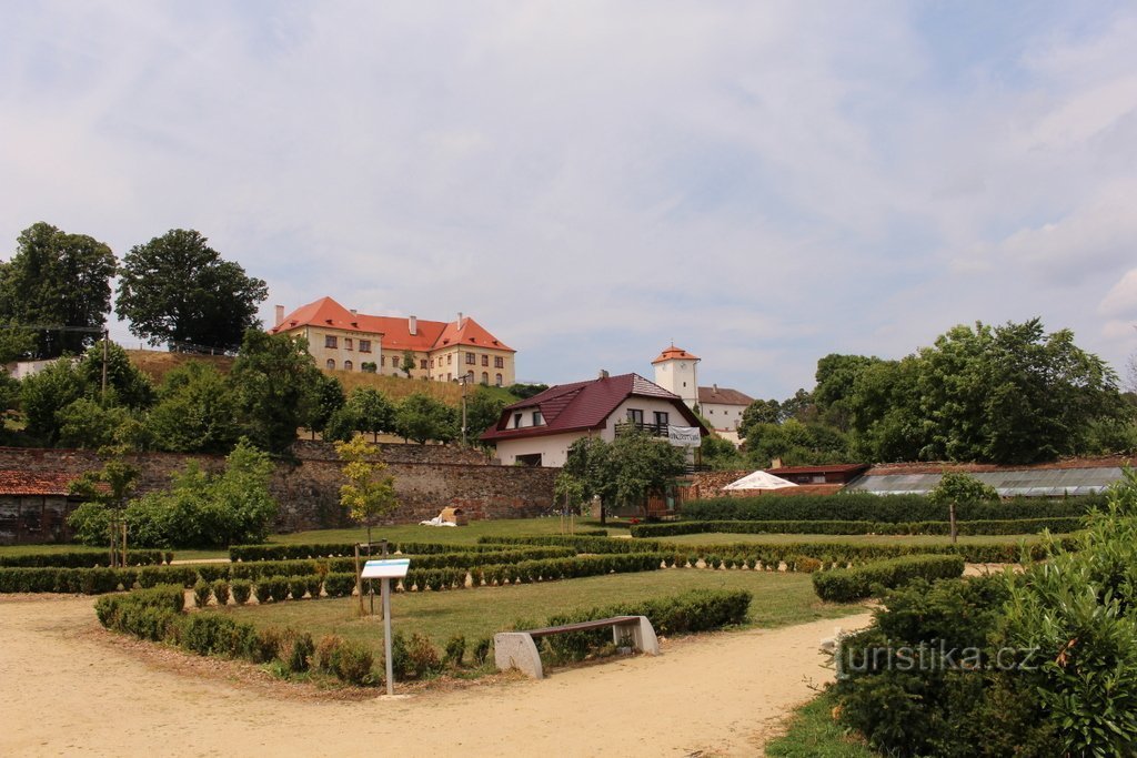 Kunštát, widok na zamek z ogrodu