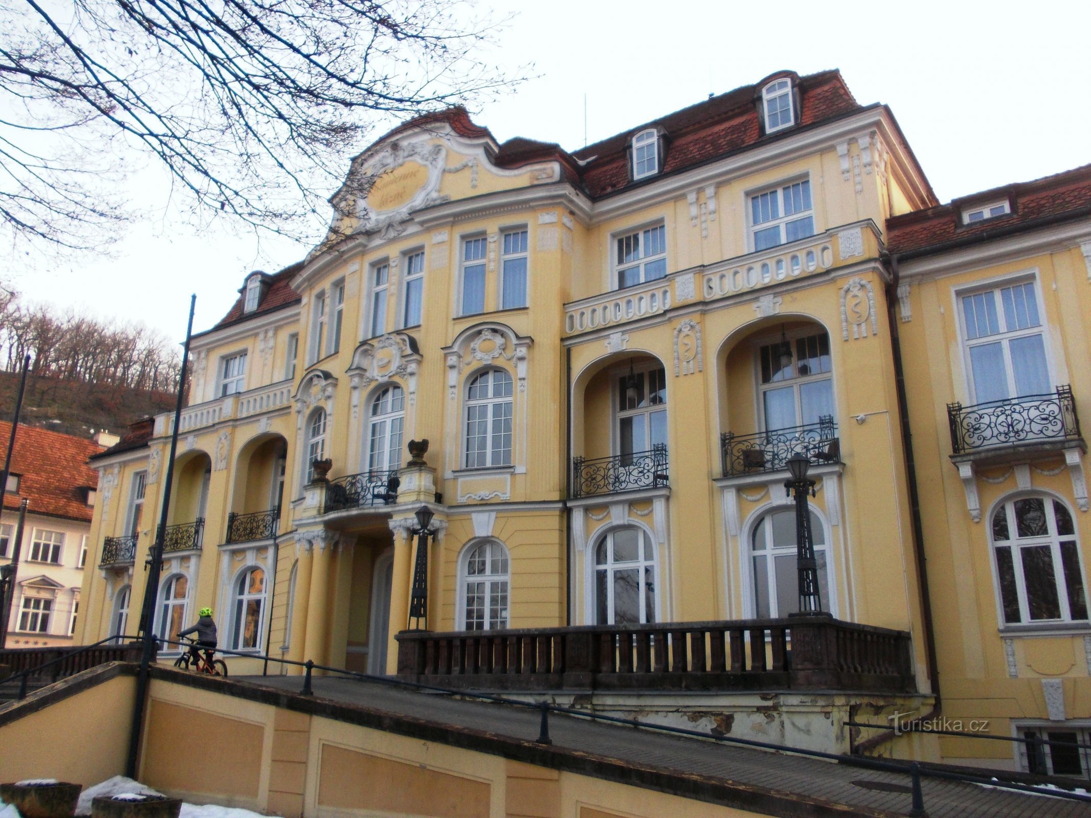 Kamenné lažné spa-byggnad