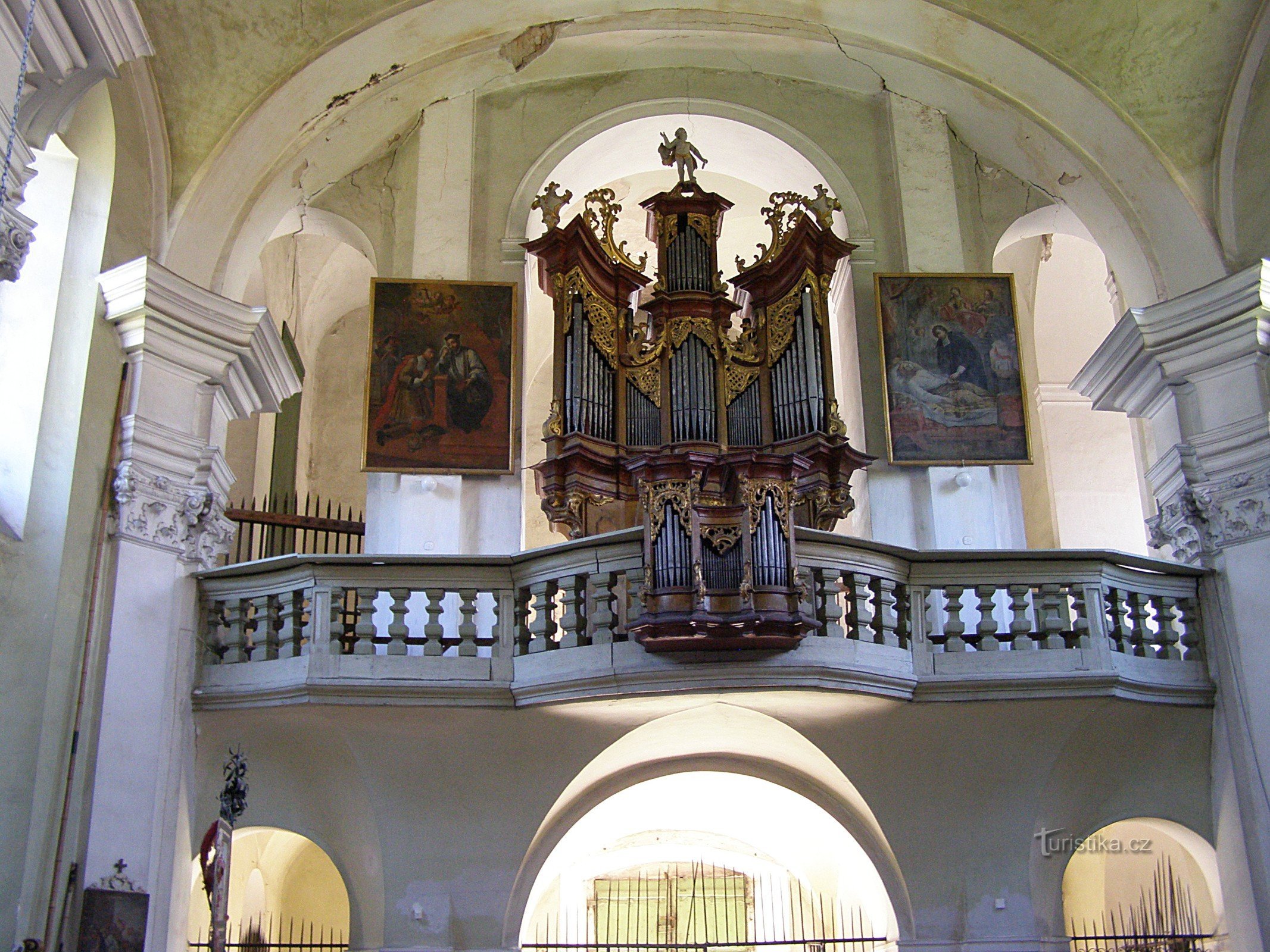 coro e órgão na igreja de St. Pedro e Paulo
