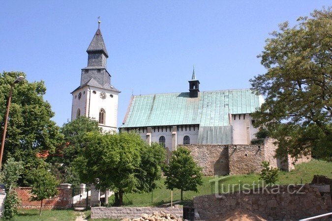 Kurdějov - linnoitettu kirkko