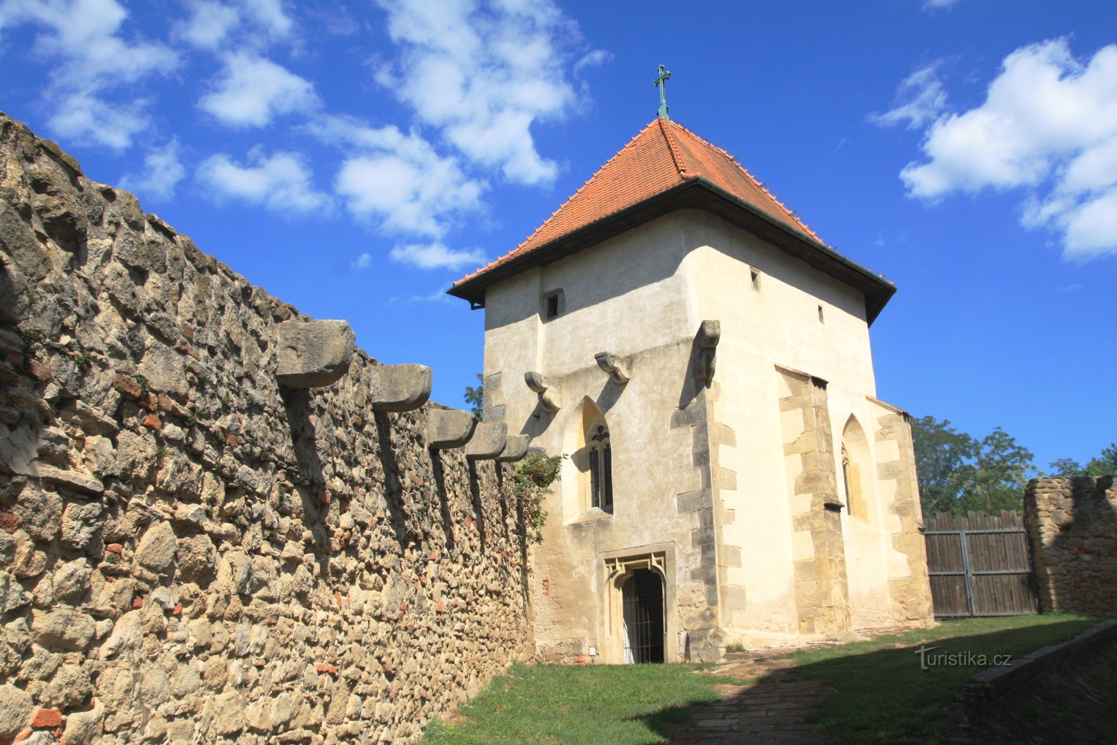 Kurdějov - Pyhän pyhän linnoitettu kirkko. Johannes Kastaja
