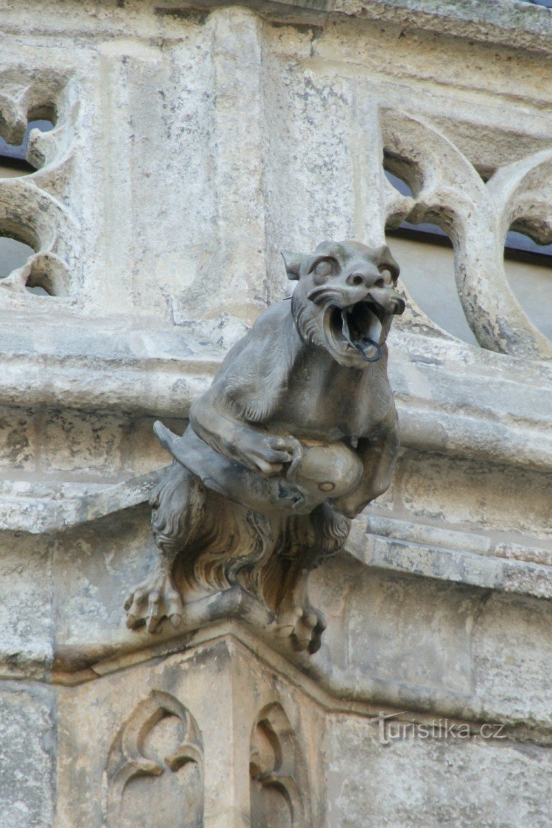 Kutná Hora - gargoyle di pietra sul tempio di S. Barbara