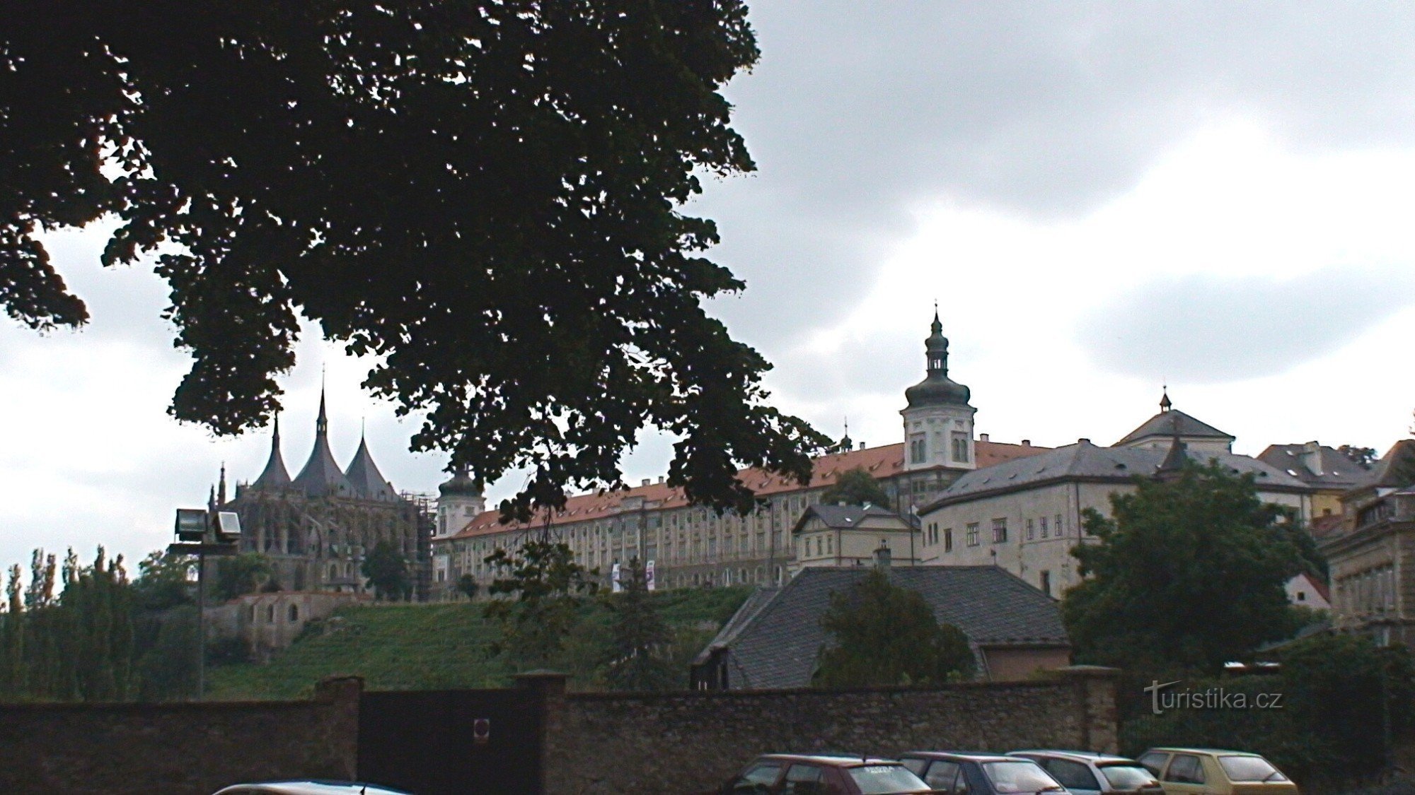 Vue de Kutná Hora sur Sainte-Barbe et le collège des Jésuites