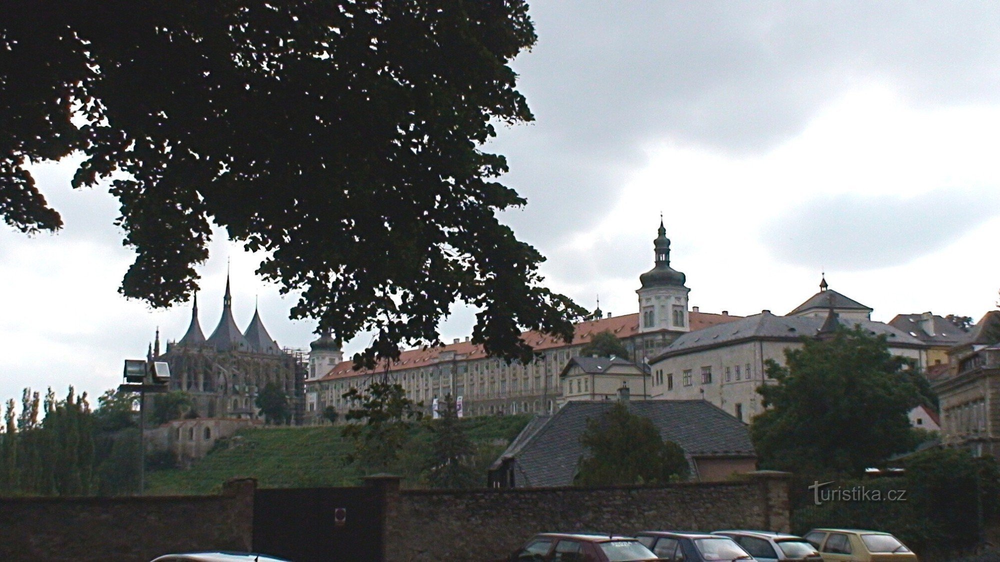 Kutná Hora -näkymä St. Barbaraan ja jesuiittaopistoon