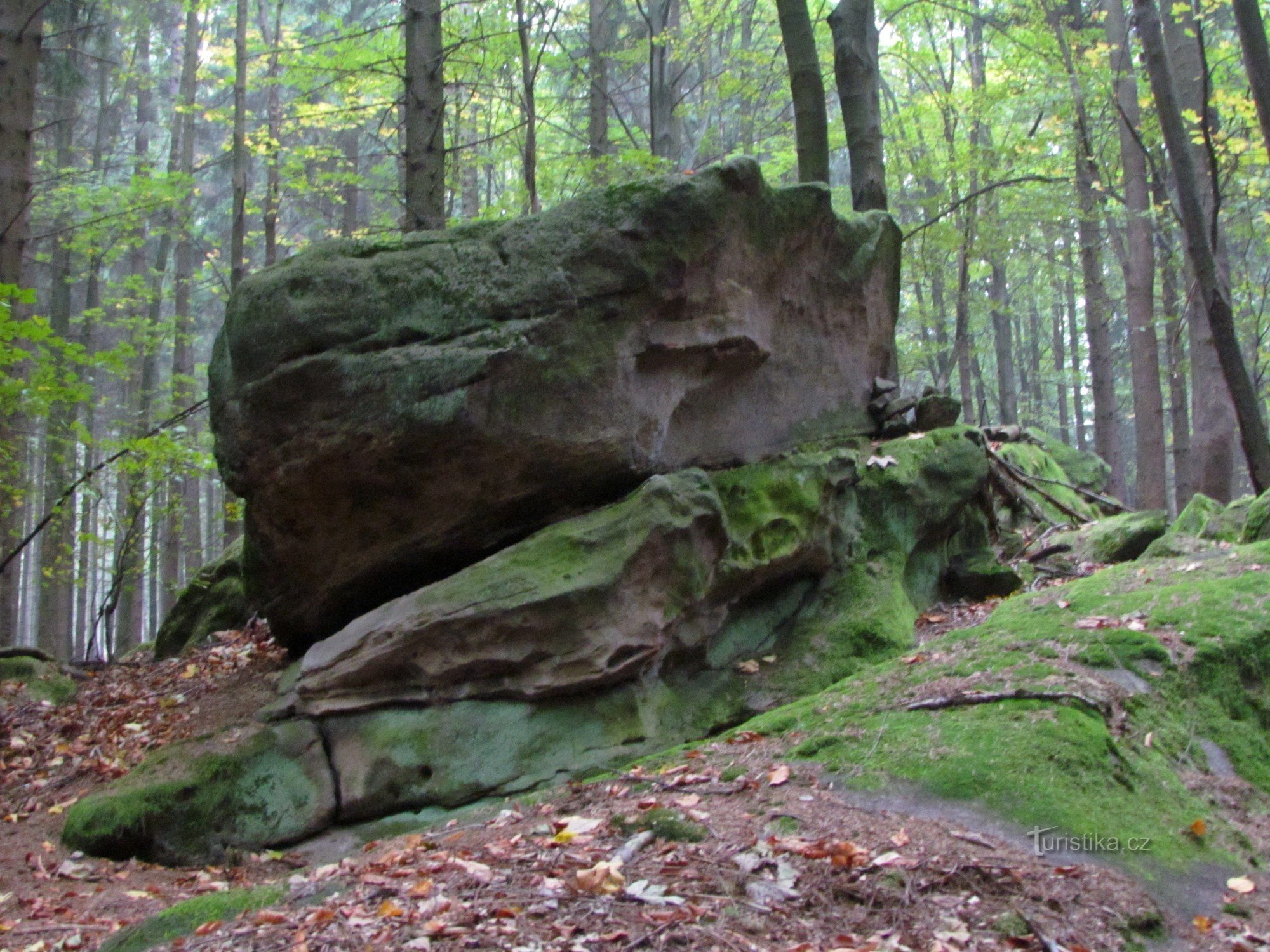 Kuželek - Felsen auf dem Gipfelgrat