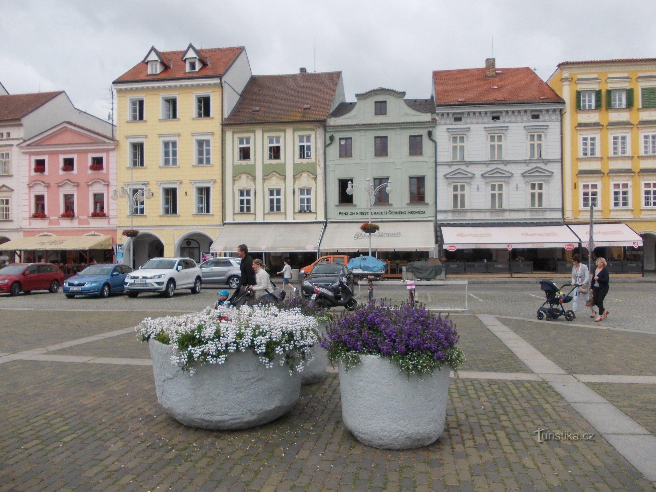 Blumendekoration auf dem Platz